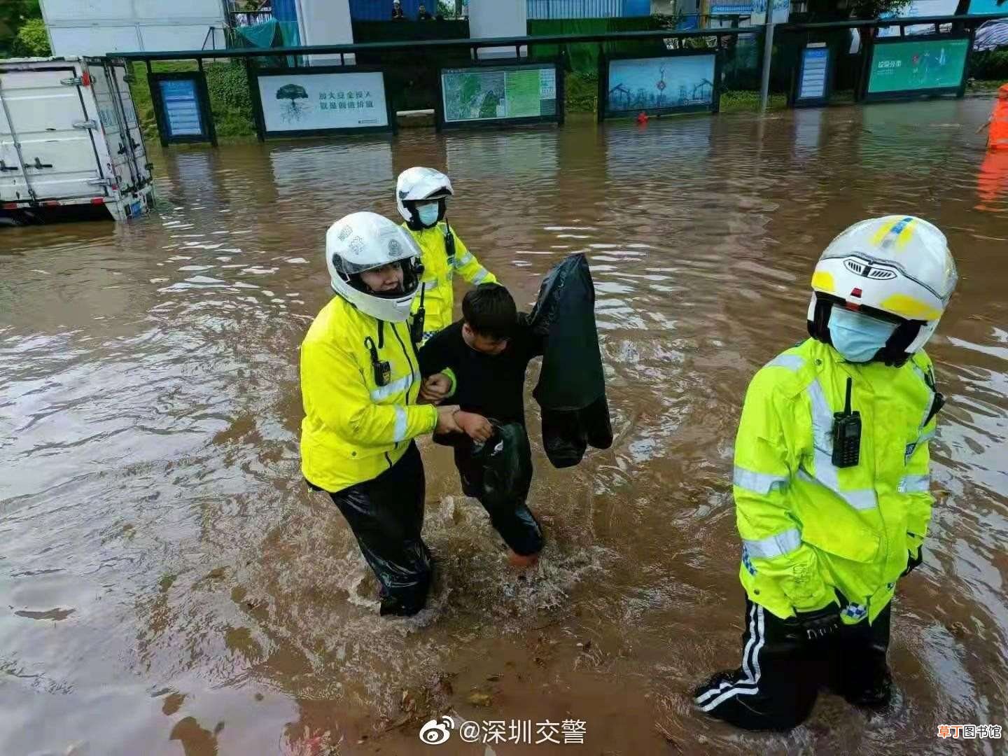 注意,罗沙路有积水！“小黄人”出动帮助司机脱困