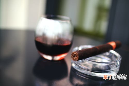 抽雪茄正确的吞吐方法