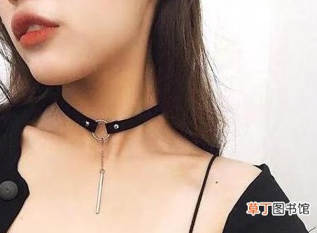 女生在脖子上系黑带子叫什么