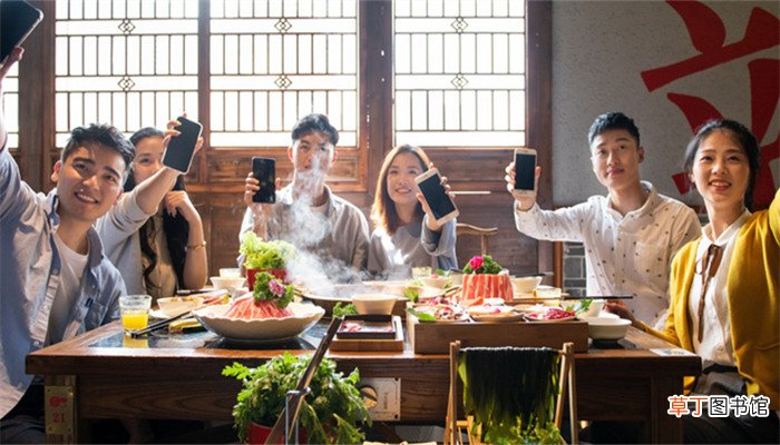 梦见过年亲戚聚在一起吃饭