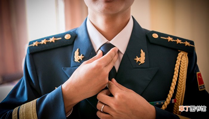 梦见穿军装是什么意思