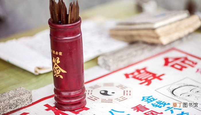 梦见一个女人给我算卦