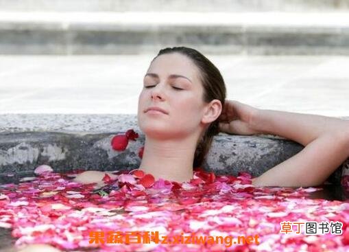 牛奶玫瑰花泡澡的好处