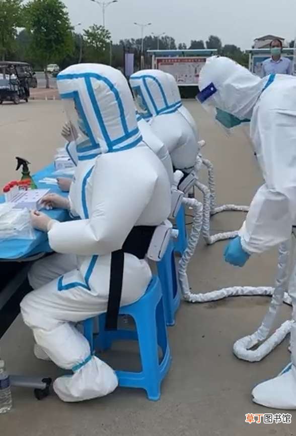 网友：真的成了大白 自带“空调”！核酸检测员换装新型防护服