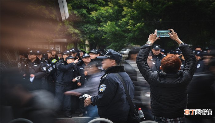 梦见戴手铐被警察抓走