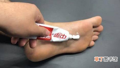 脚底抹牙膏会尿床是真的吗