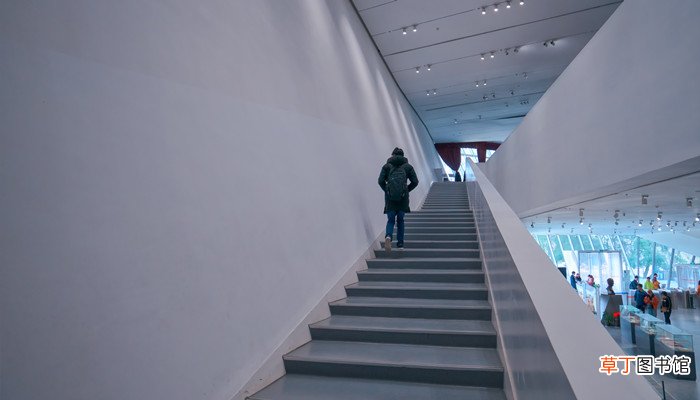 梦见上房下不来是什么意思