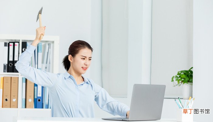 梦见自己疯狂的砸东西