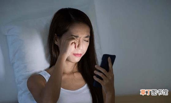 长期睡前熬夜玩手机会带来的8个后果 改掉坏习惯利于健康