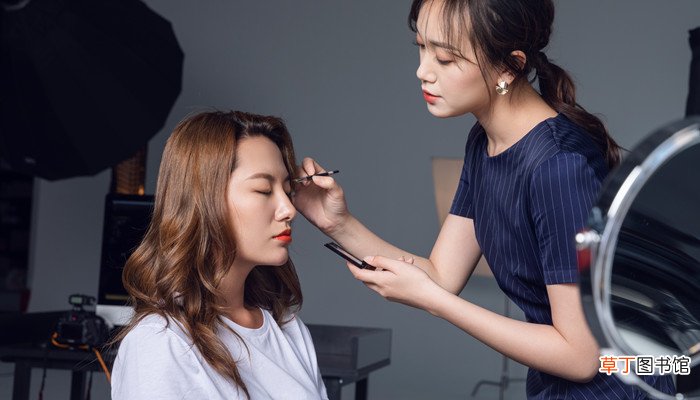 梦见自己化妆很漂亮是什么意思