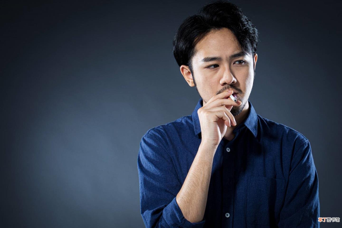 女人偷偷抽烟是为什么 为什么有人抽烟