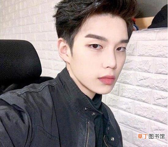 男生留长发两边剃不剃