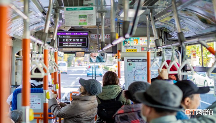 梦见车里坐满了人