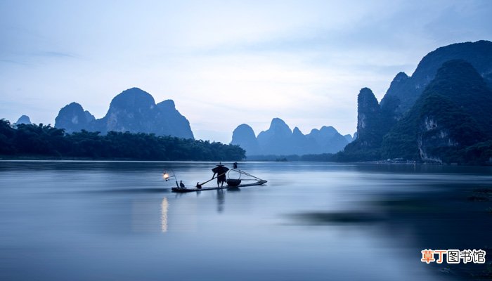 梦见自己在小船上划水