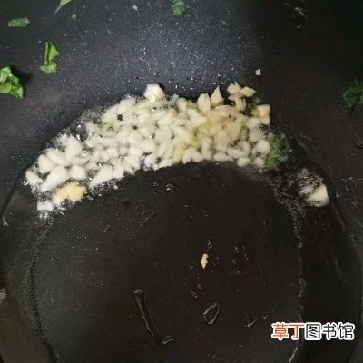 茼蒿炒鸡蛋(茼蒿炒鸡蛋家常做法）