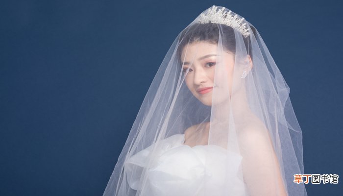梦见穿白色婚纱