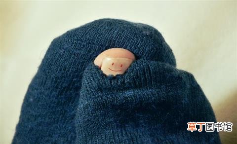 当心！央视曝光：在网上买的这类袜子致癌染料超标