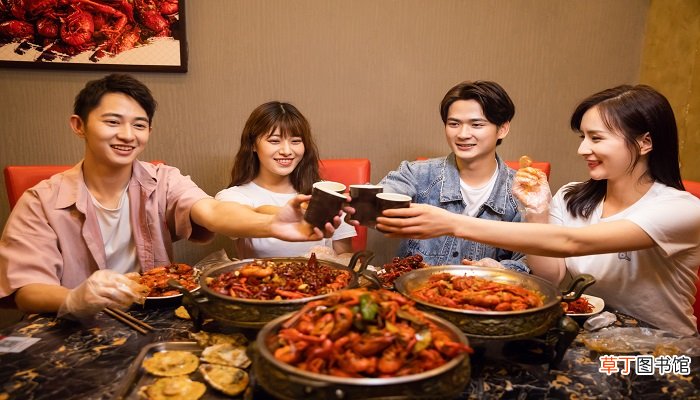 梦见别人请客吃饭是什么意思