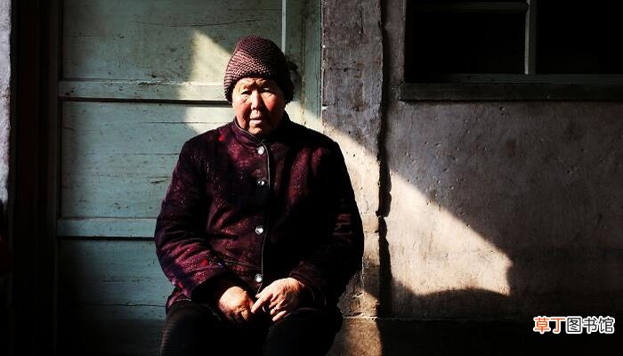梦到家中健在老人去世