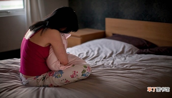 女人梦见抱着被子走路