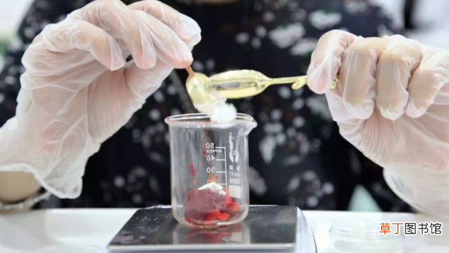 口红究竟是什么东西做的？ 口红是用什么做的