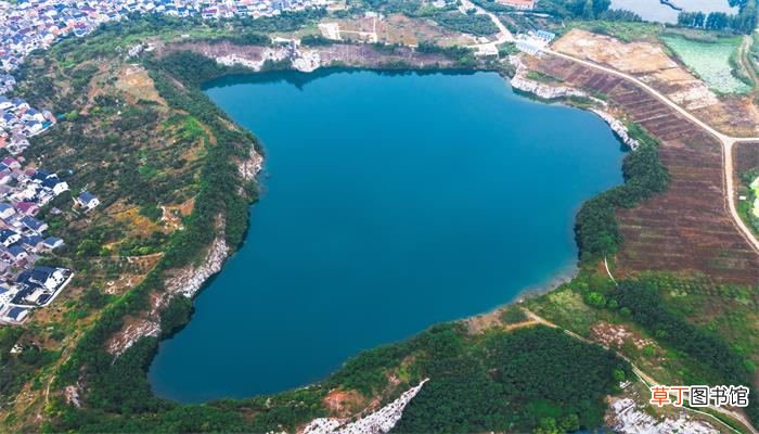 梦见深坑