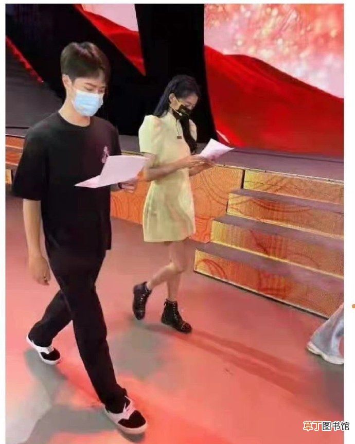 关晓彤16岁被大佬买了是真的吗？ 关晓彤16岁被谁买了大佬