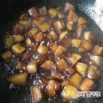 土豆烧肉的做法 美味土豆烧肉的做法
