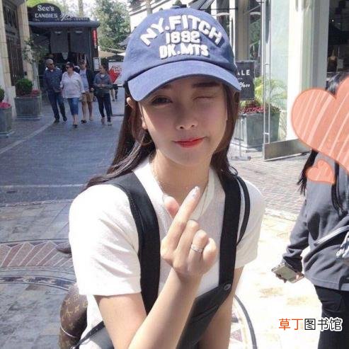 男人趴在美女身上亲胸 为什么女人喜欢男人摸胸