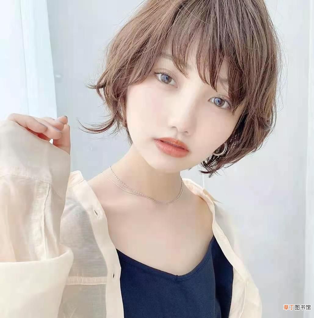 圆形脸适合什么发型 脸大脸圆适合什么发型推荐？