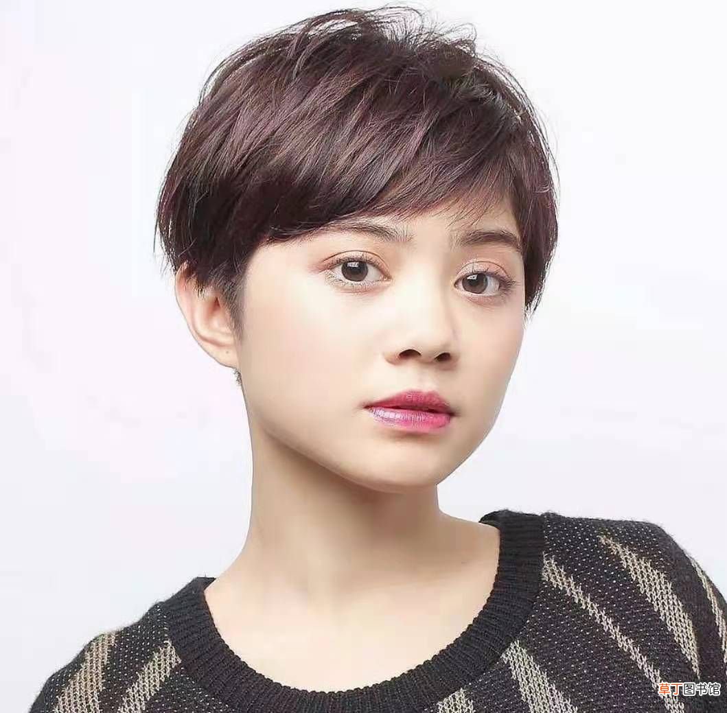 圆形脸适合什么发型 脸大脸圆适合什么发型推荐？