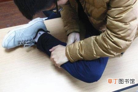 腿无力哆嗦是怎么回事 为什么腿一直抖