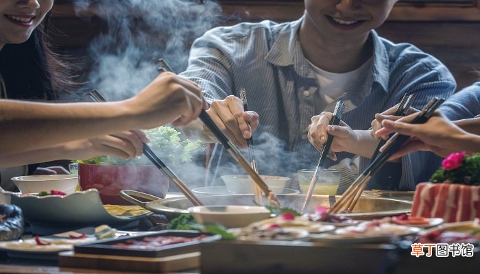 女人梦见跟同事一起吃饭