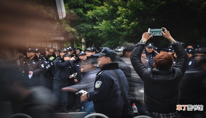 梦见自己报警