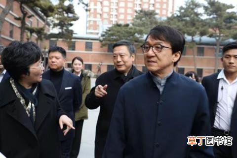 成龙为什么不承认小龙女 成龙为什么姓房