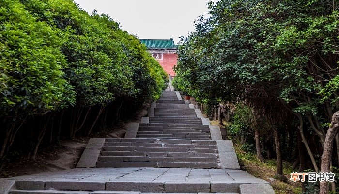 梦见上坡很陡上不去但有人帮助