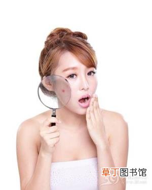 皮肤长白斑是什么原因引起? 为什么皮肤会长白斑