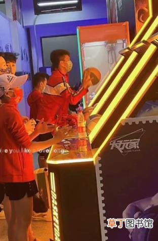 圆了童年的梦：网友看完心疼不已 全红婵终于玩上抓娃娃了