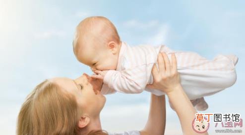 关于新生儿的小秘密 婴儿有哪些行为我们不理解其实是正常的