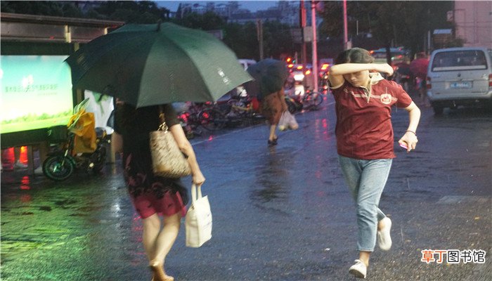 梦到下雨天和别人共撑一把伞