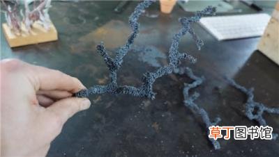 身上出现恐怖闪电疤痕 这可比哈利波特的酷多了 被雷劈后
