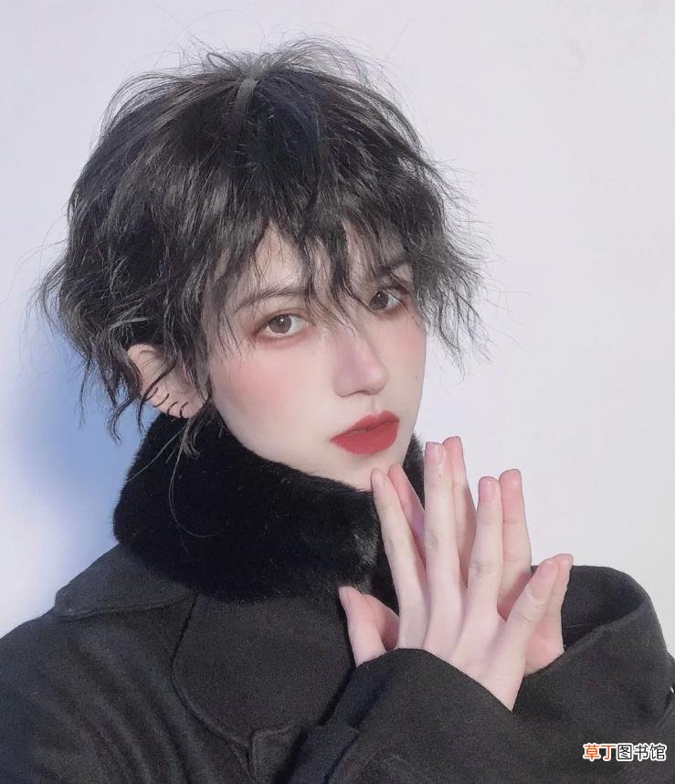 黑色短发怎样才不显老