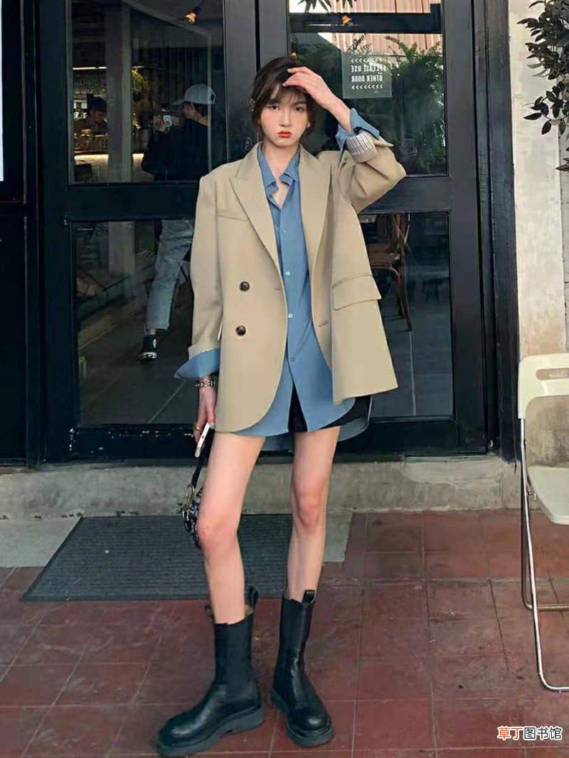 西服里面搭配什么衣服