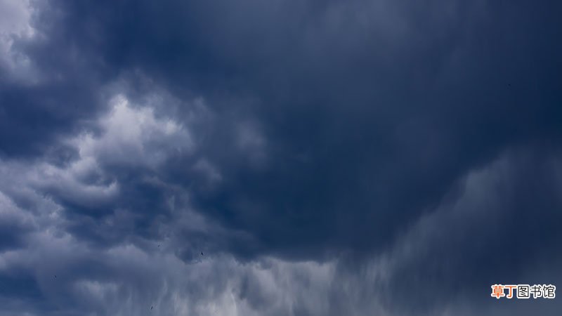 梦见乌云密布下大雨是什么意思