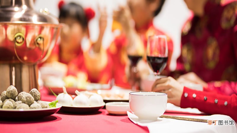 梦见别人请吃饭