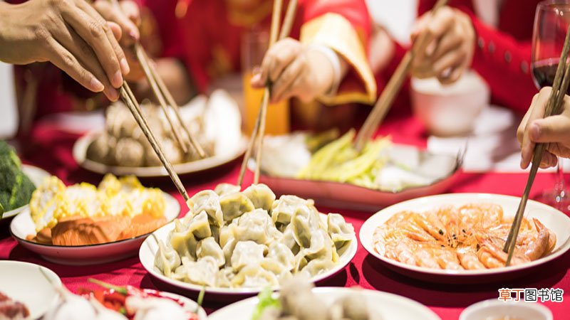 梦见请人吃饭