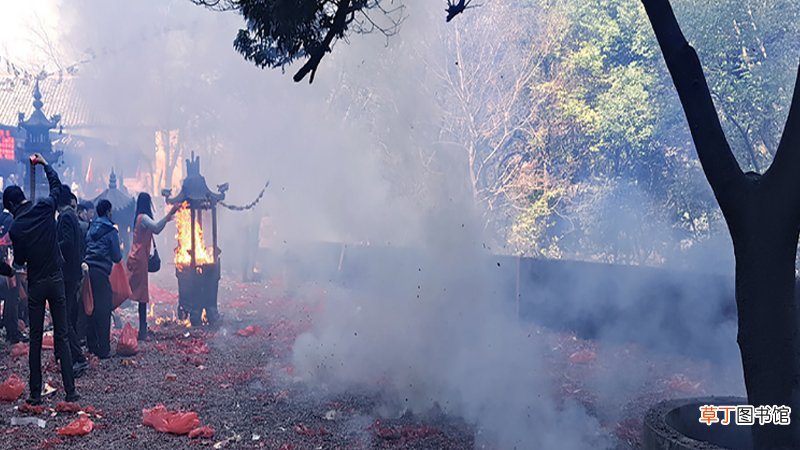 女人梦见磕头下跪拜神