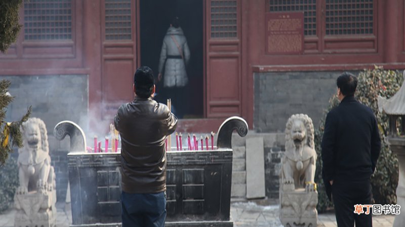 女人梦见磕头下跪拜神