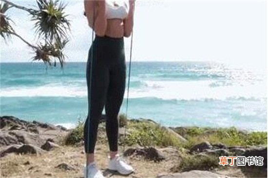 弹力绳能练出翘臀吗