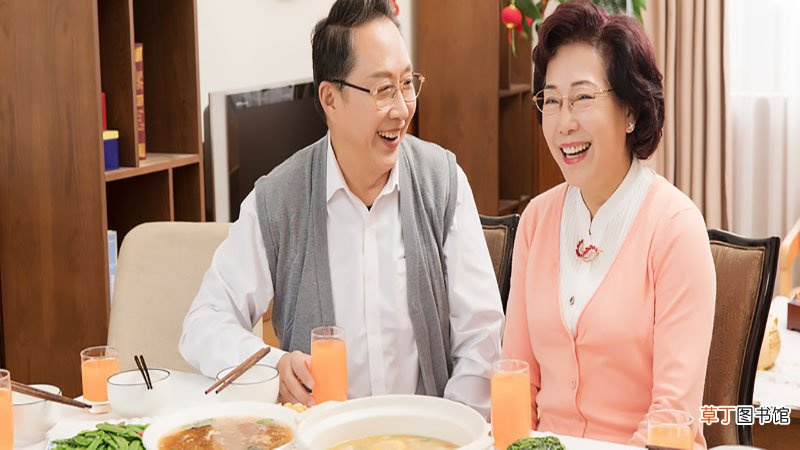 梦见家里款待客人吃饭